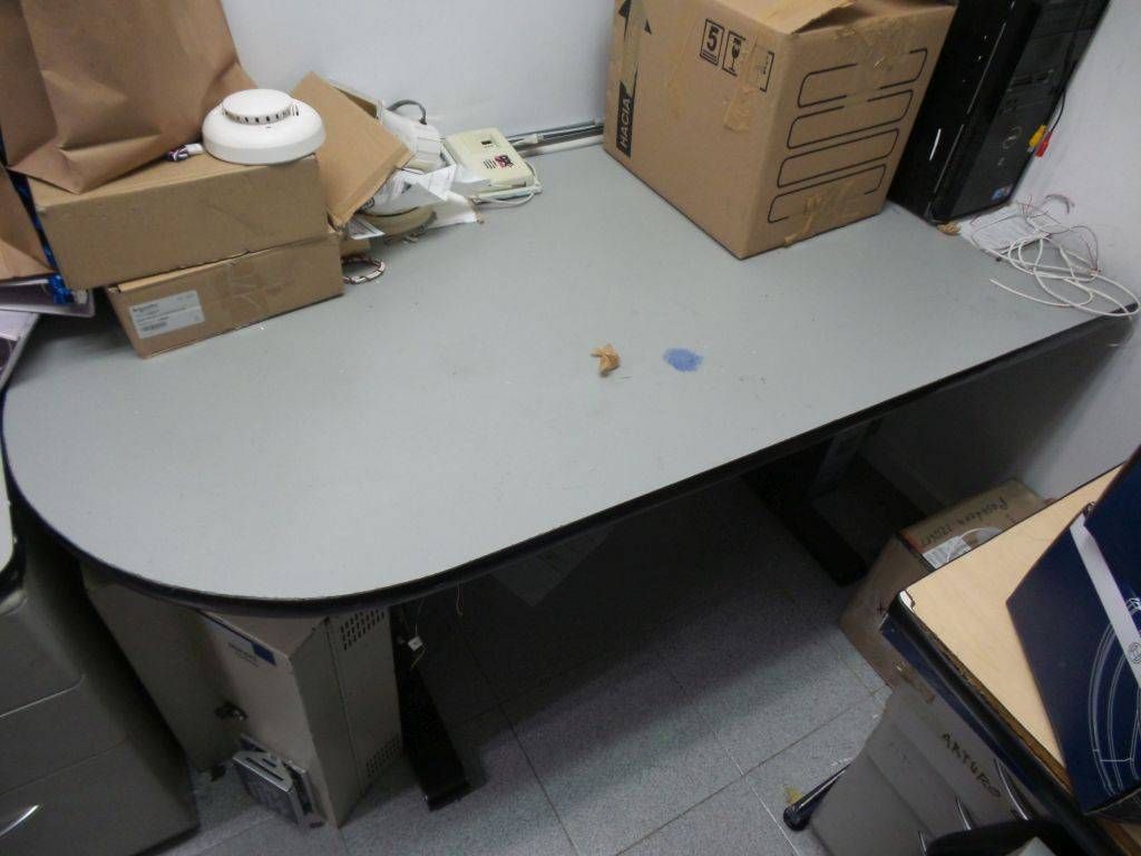 Lote 141 - 3 Mesas de trabajo y dos archiveros chicos de tres cajones - Imagen 7