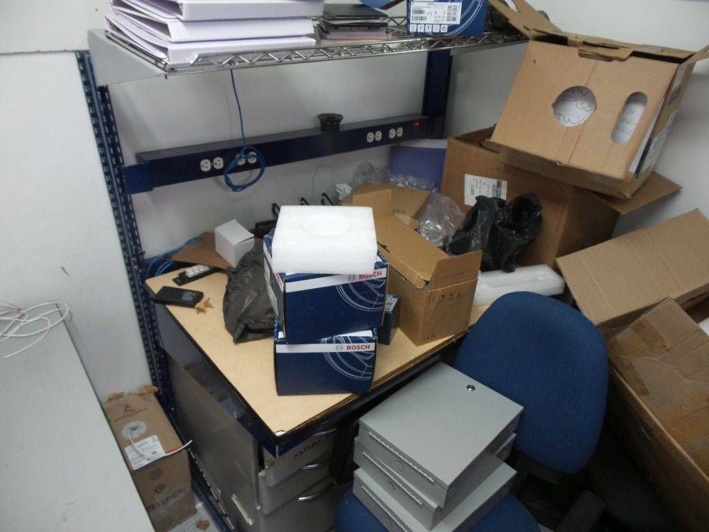 Lote 141 - 3 Mesas de trabajo y dos archiveros chicos de tres cajones - Imagen 8