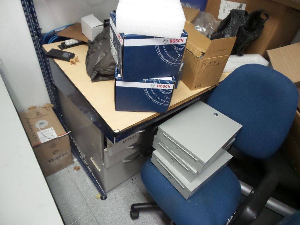 Lote 141 - 3 Mesas de trabajo y dos archiveros chicos de tres cajones - Imagen 9