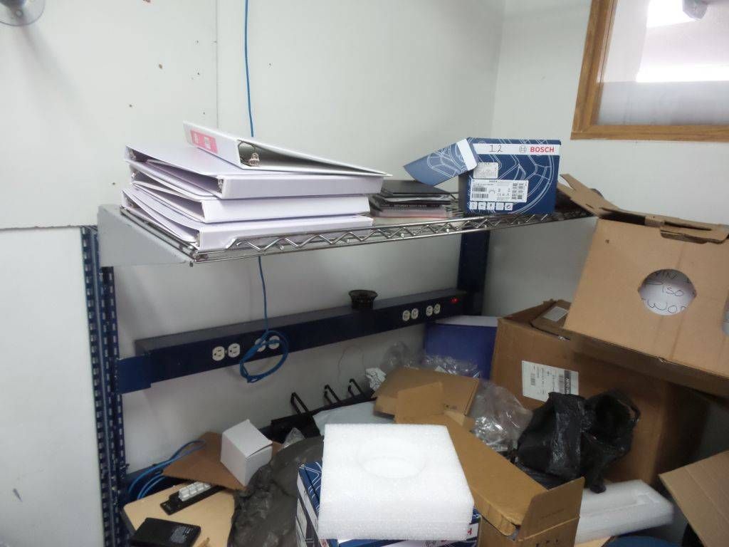 Lote 141 - 3 Mesas de trabajo y dos archiveros chicos de tres cajones - Imagen 10