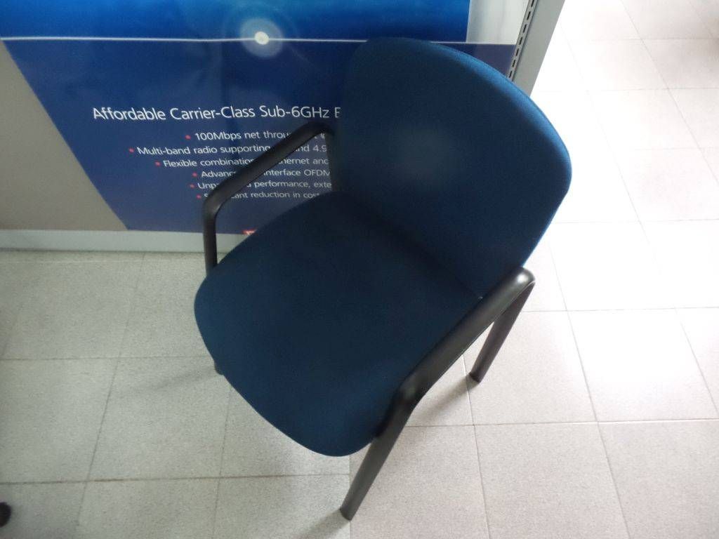 Lote 145 - Mesa circular de madera con 4 sillas fijas en tela color azul con descansa brazos - Imagen 7