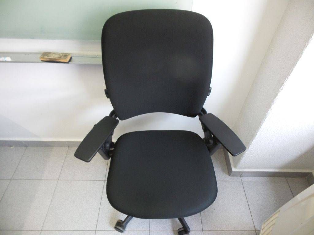 Lote 150 - Silla de dirección en tela con descansa brazos y ruedas