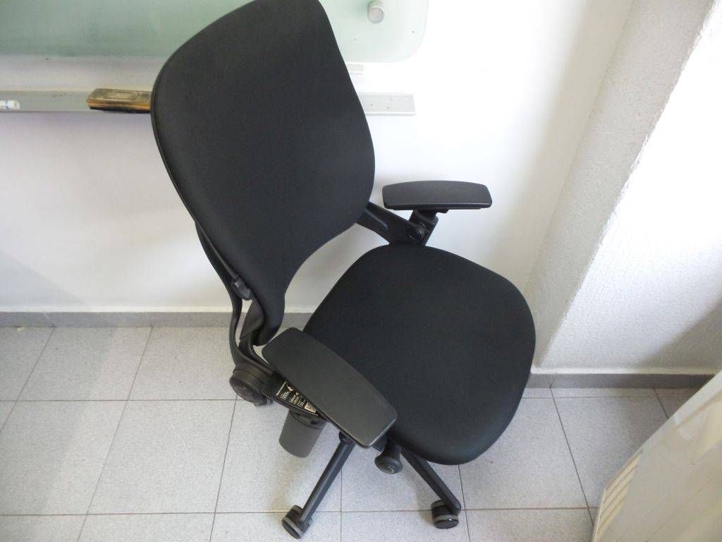 Lote 150 - Silla de dirección en tela con descansa brazos y ruedas - Imagen 3