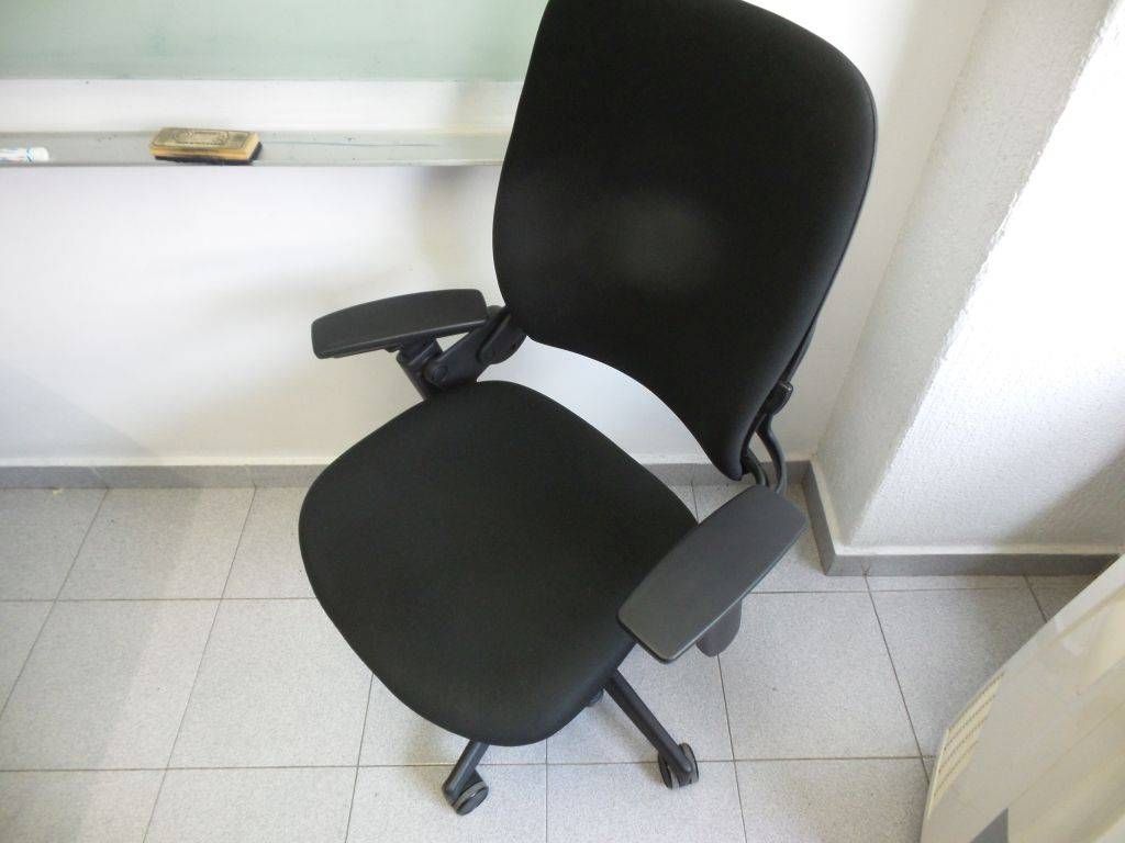 Lote 150 - Silla de dirección en tela con descansa brazos y ruedas - Imagen 4