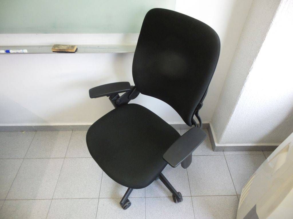 Lote 150 - Silla de dirección en tela con descansa brazos y ruedas - Imagen 5