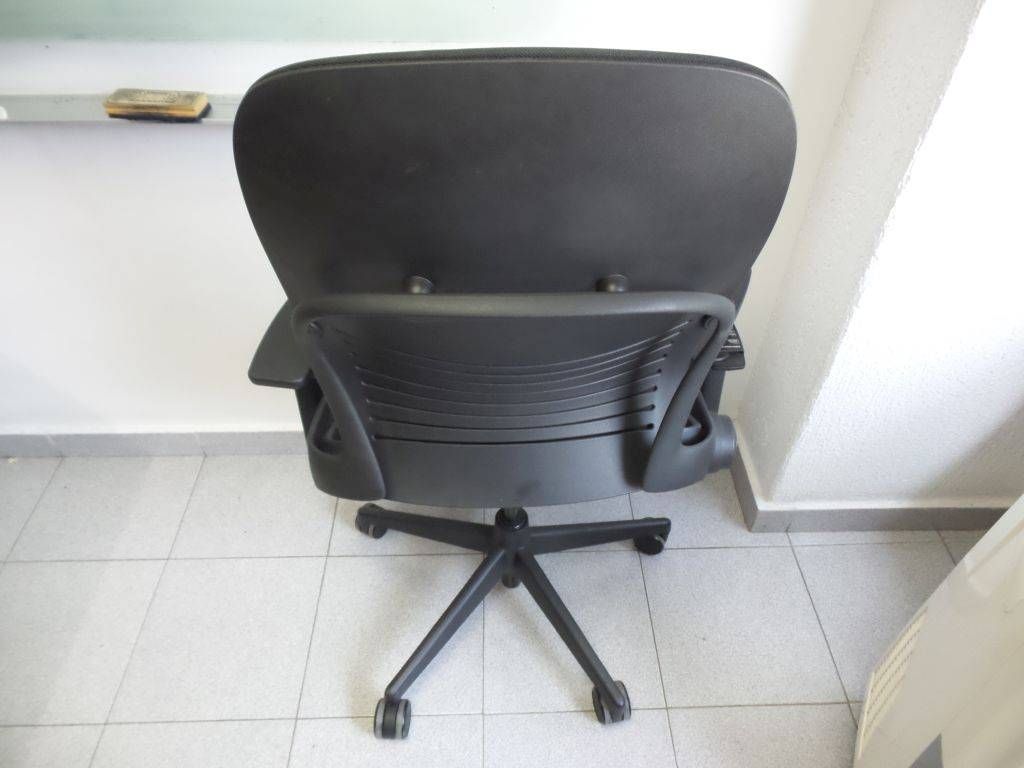 Lote 150 - 1 Silla de dirección en tela con descansa brazos y ruedas - Imagen 6