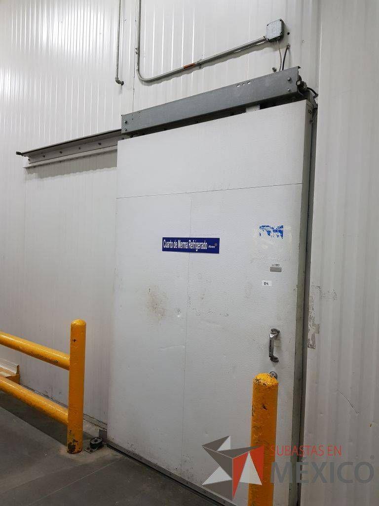 Lote 124 - Puerta Refrigerada corrediza 1.60m Ancho X 2.46m Alto