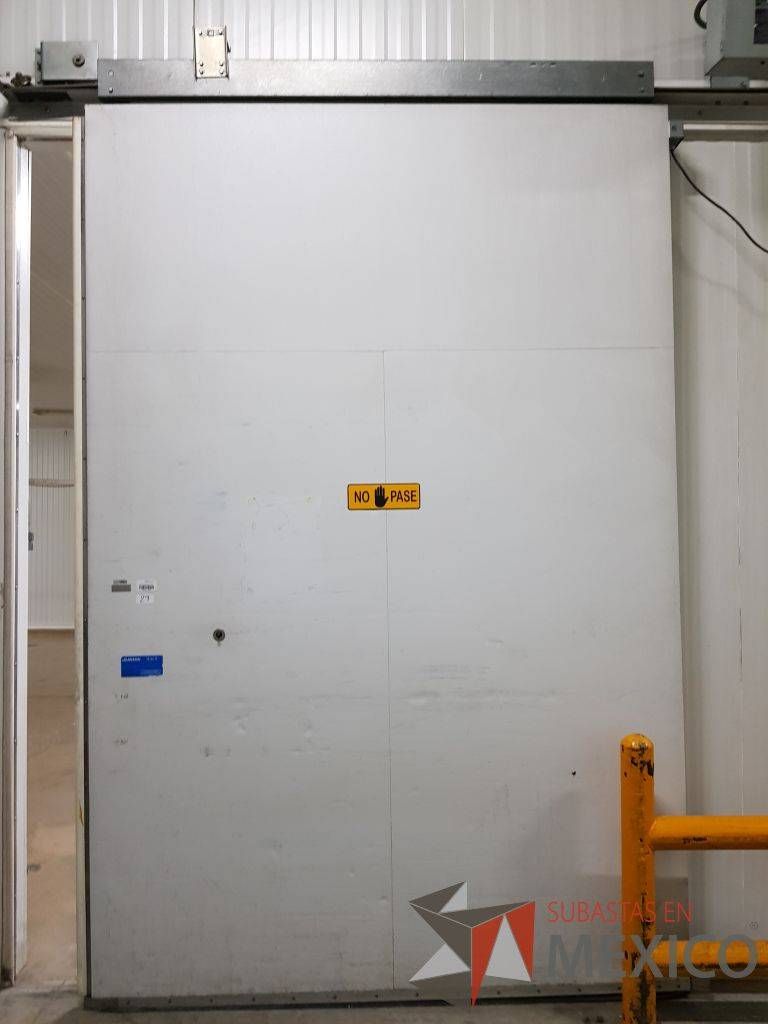 Lote 127 - Puerta para cámara fría, automatizada, en reparación 3.43m alto X 2.24m ancho - Imagen 2