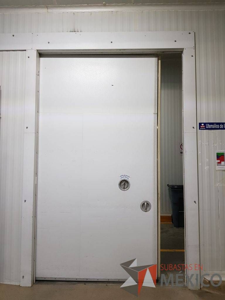 Lote 127 - Puerta para cámara fría, automatizada, en reparación 3.43m alto X 2.24m ancho