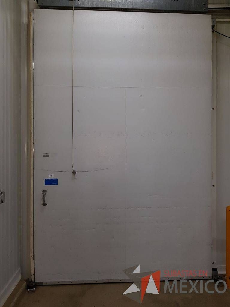 Lote 130 - Puerta para cámara fría, automatizada, no sirve sistema eléctrico