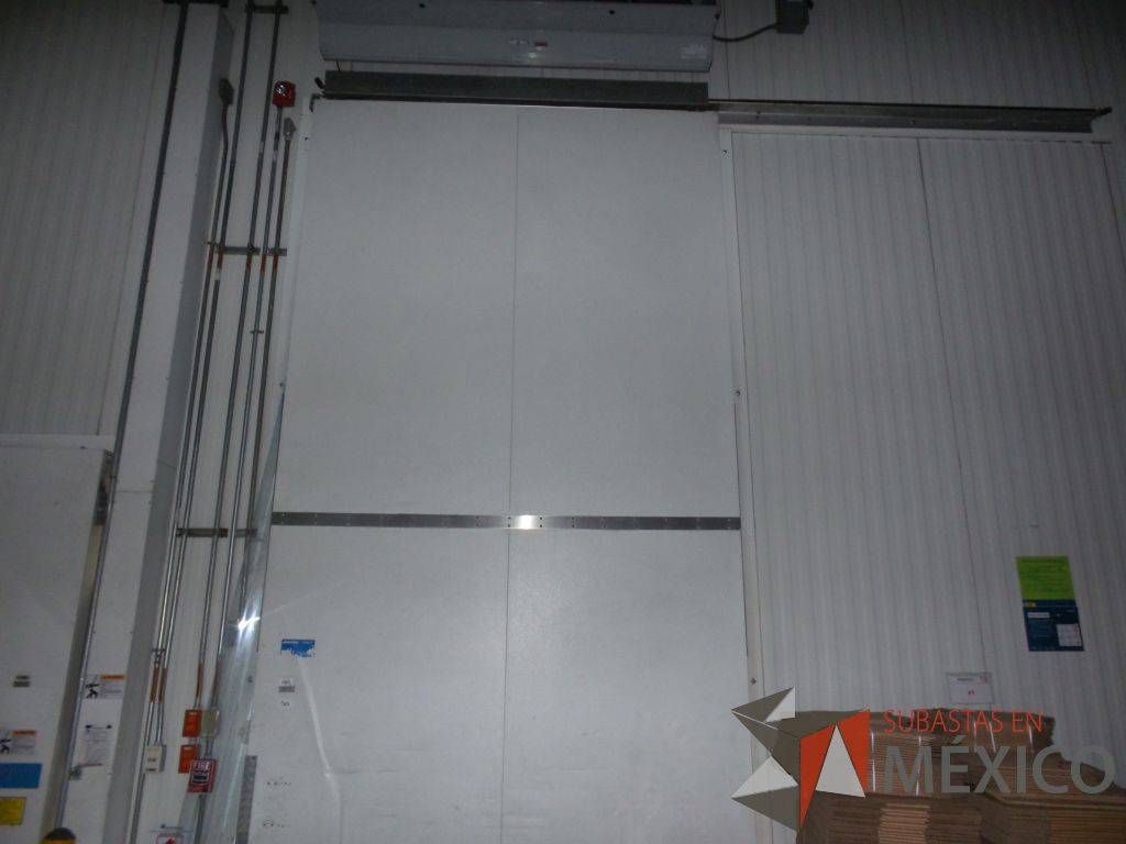 Lote 051 - Puerta para cámara fría, automatizada, no funciona sistema eléctrico