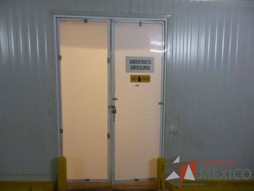 Lote 105 - 9 Cancel, 3 Puertas de aluminio, Escritorio de madera, Muebles de madera - Imagen 5