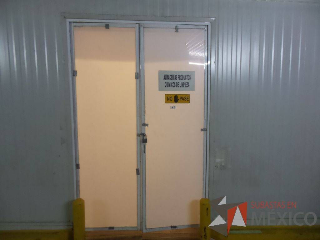 Lote 105 - 9 Cancel, 3 Puertas de aluminio, Escritorio de madera, Muebles de madera - Imagen 6