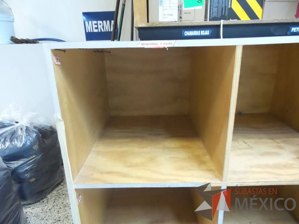 Lote 105 - 9 Cancel, 3 Puertas de aluminio, Escritorio de madera, Muebles de madera - Imagen 10