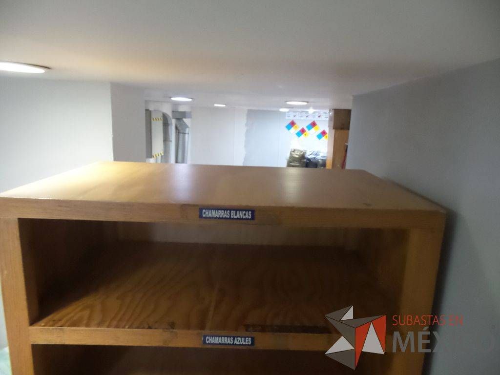 Lote 105 - 9 Cancel, 3 Puertas de aluminio, Escritorio de madera, Muebles de madera - Imagen 12