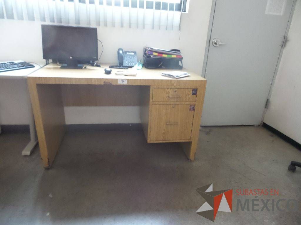 Lote 105 - 9 Cancel, 3 Puertas de aluminio, Escritorio de madera, Muebles de madera - Imagen 18