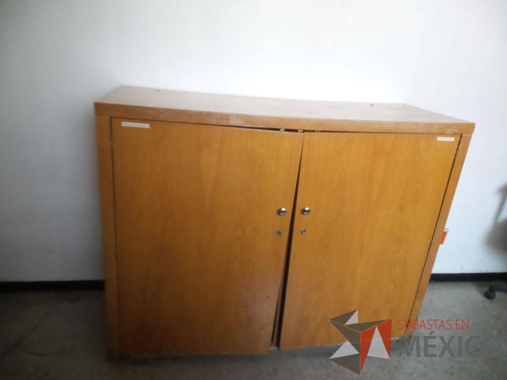 Lote 105 - 9 Cancel, 3 Puertas de aluminio, Escritorio de madera, Muebles de madera - Imagen 20