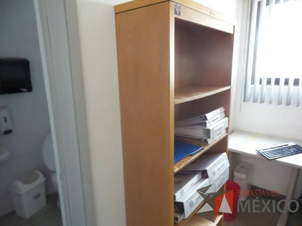 Lote 105 - 9 Cancel, 3 Puertas de aluminio, Escritorio de madera, Muebles de madera - Imagen 24