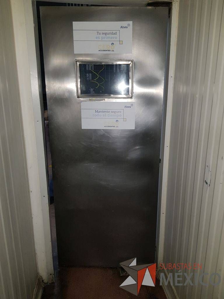 Lote 173 - Puerta de Acero Inoxidable Ancho .85 mts X Alto 2.03 mts