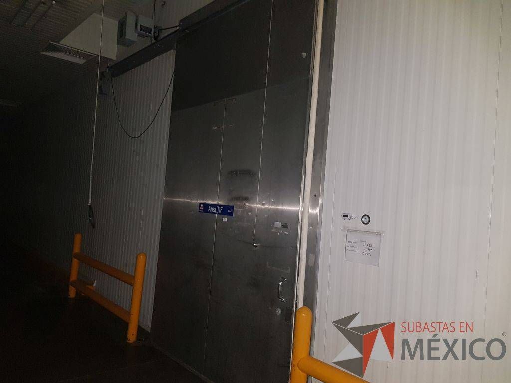 Lote 181 - Puerta Eléctrica Funciona sistema electrico 2.24 Ancho X 3.70 Alto