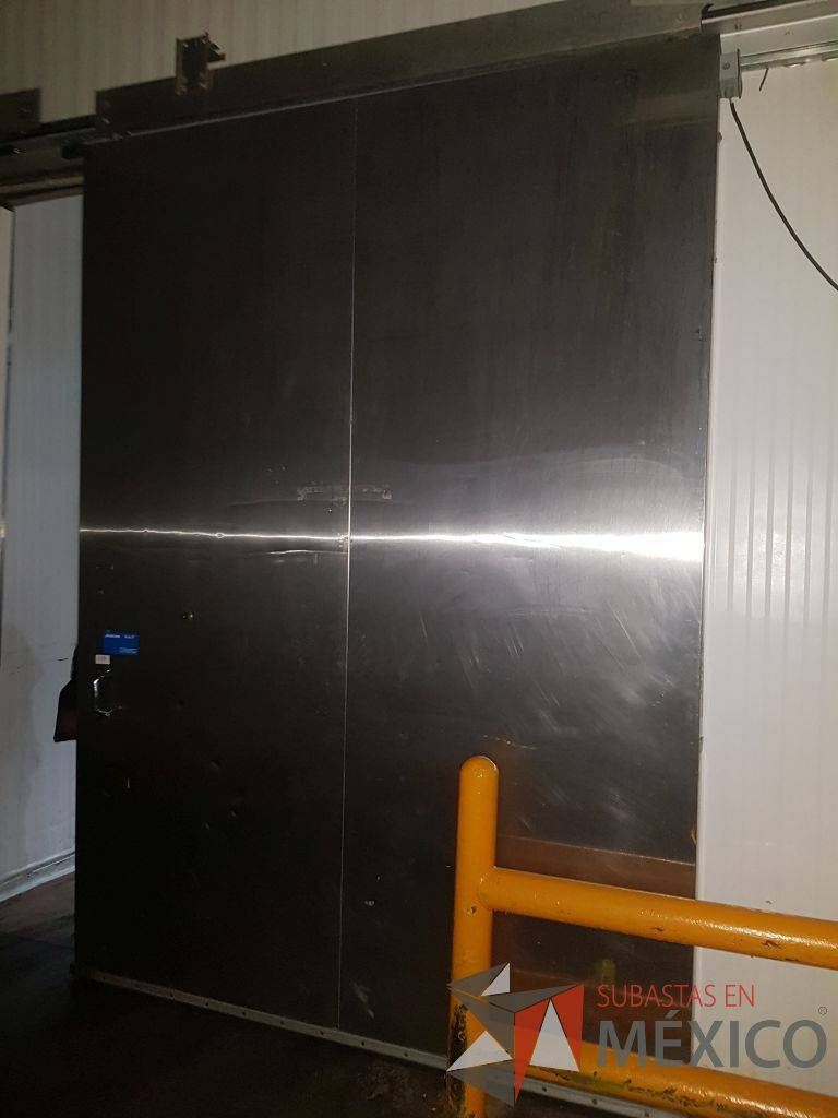 Lote 202 - Puerta de Acero Inoxidable 2.23 Ancho X 3.10 Alto