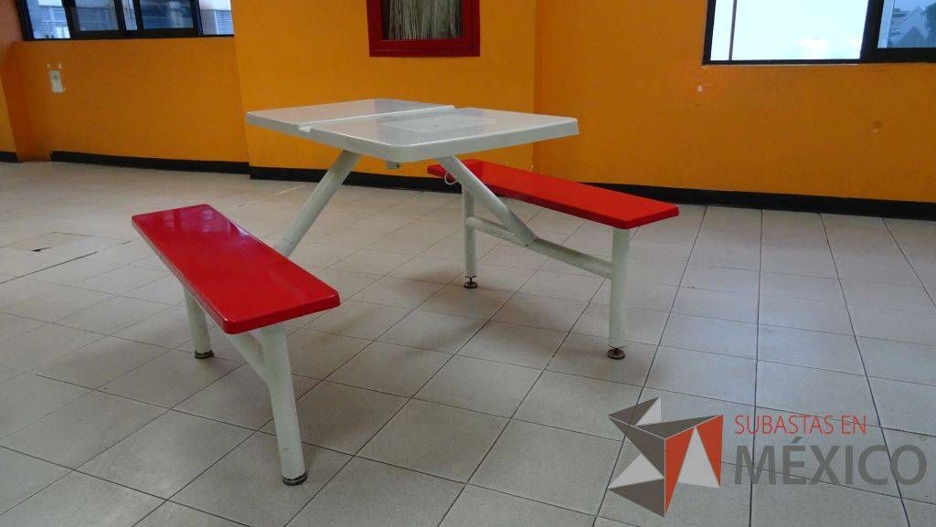 Lote 078 - 12 Mesas con banco para comedor en color blanco con rojo - Imagen 6