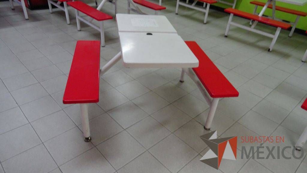 Lote 078 - 12 Mesas con banco para comedor en color blanco con rojo - Imagen 4