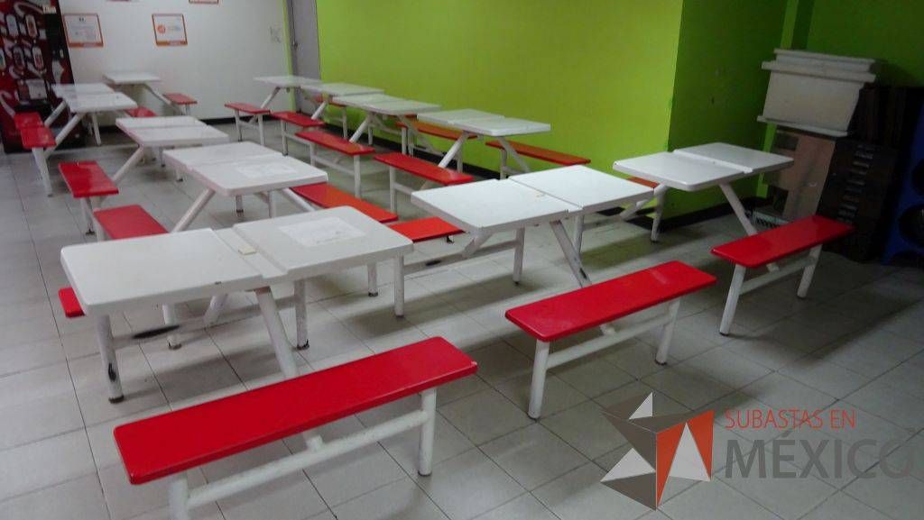 Lote 078 - 12 Mesas con banco para comedor en color blanco con rojo