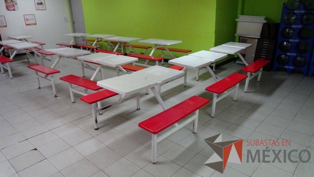 Lote 078 - 12 Mesas con banco para comedor en color blanco con rojo - Imagen 3