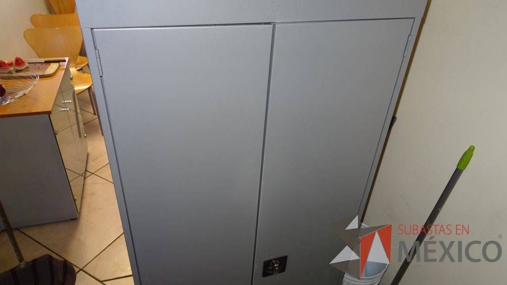 Lote 024 - Gabinete alto de metal color gris con 2 puertas - Imagen 3