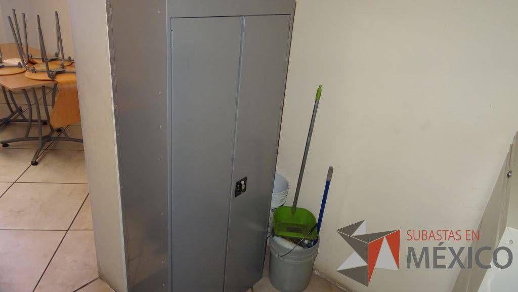 Lote 024 - Gabinete alto de metal color gris con 2 puertas - Imagen 2
