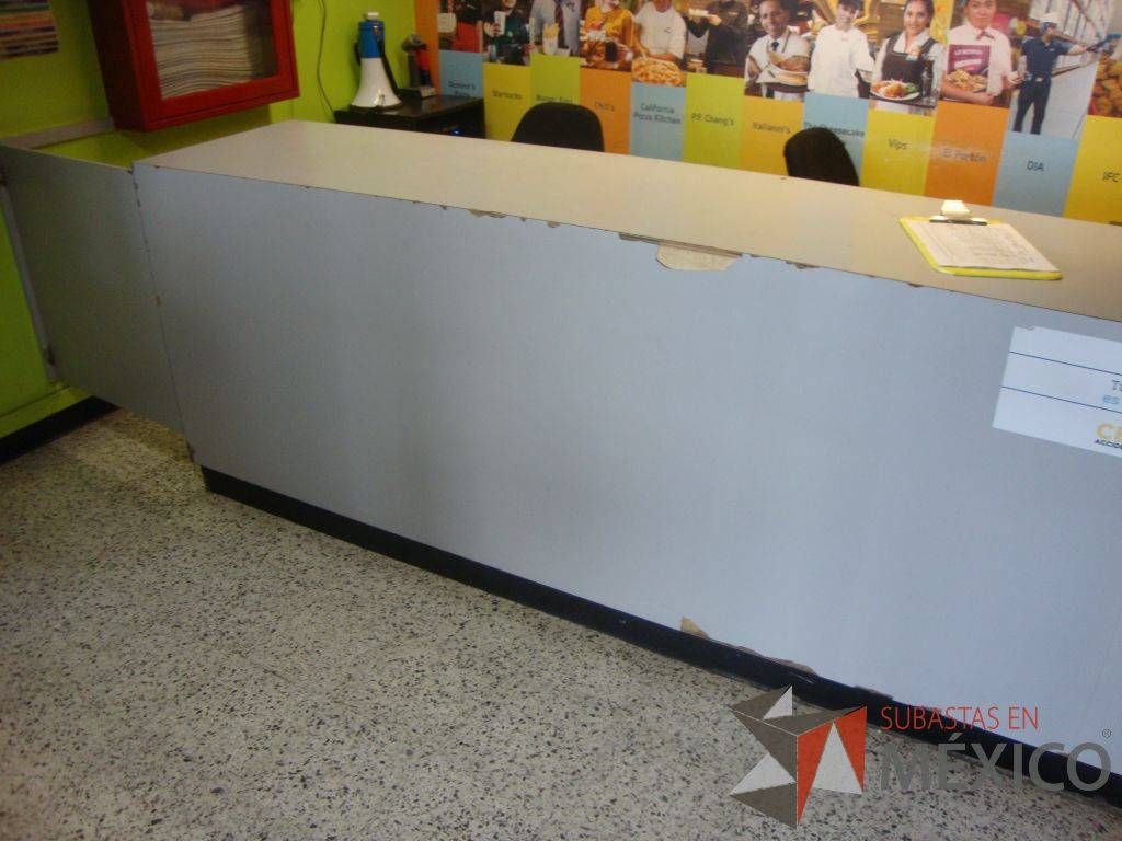 Lote 105 - 9 Cancel, 3 Puertas de aluminio, Escritorio de madera, Muebles de madera - Imagen 4