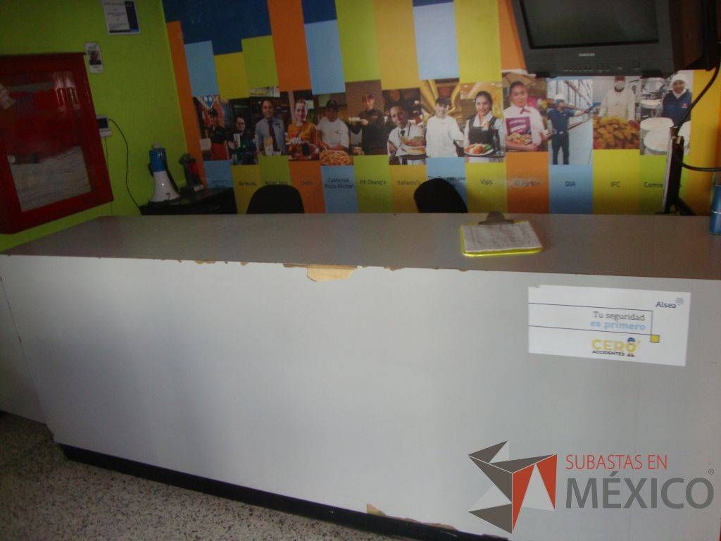Lote 105 - 9 Cancel, 3 Puertas de aluminio, Escritorio de madera, Muebles de madera - Imagen 29
