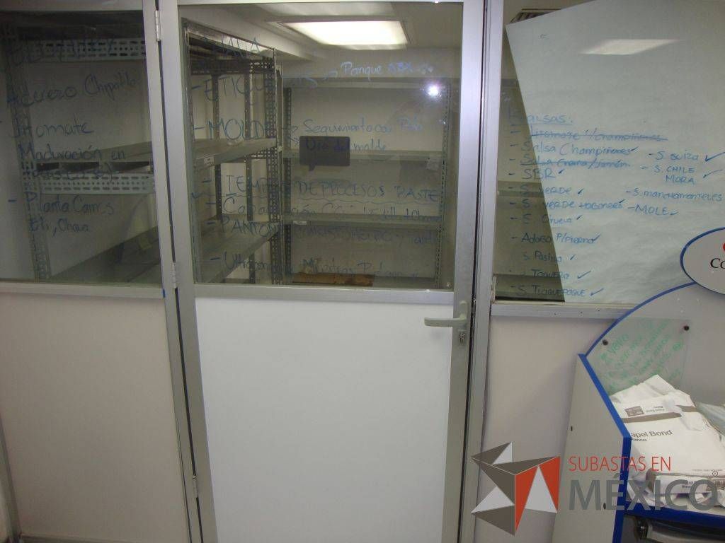 Lote 208 - 6 Puertas de aluminio y 1 Puerta de dos piezas Aluminio