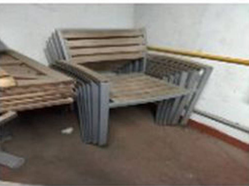 Lote 018 - Mesa de Metal, Mesa para Terraza, Sillas de Madera y Sillas Negras - Imagen 4