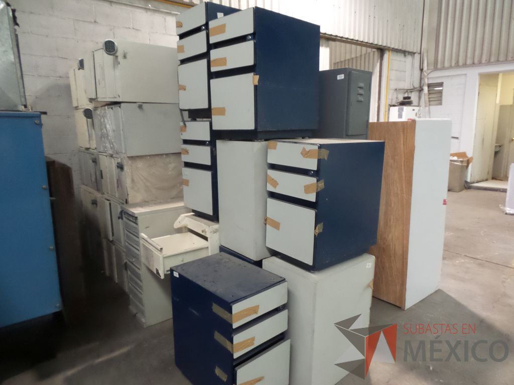 Lote 012 - 4 Archiveros de madera , 26 cajoneras metálicas y 20 cajoneras chicas de 2 cajones