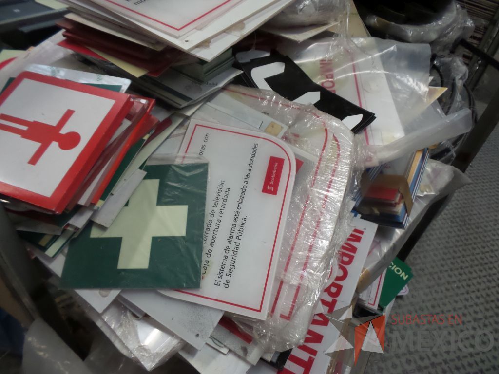 Lote 011 - Charolas metálicas, postes, anaqueles, letras y acrílico - Imagen 22