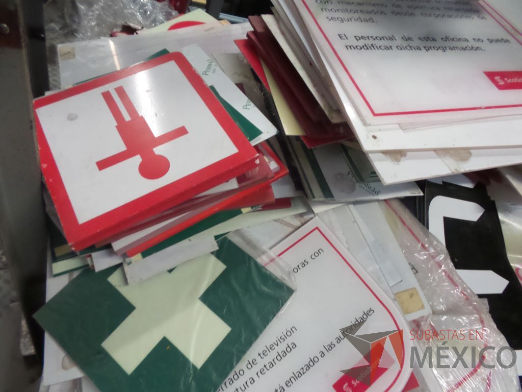 Lote 011 - Charolas metálicas, postes, anaqueles, letras y acrílico - Imagen 23