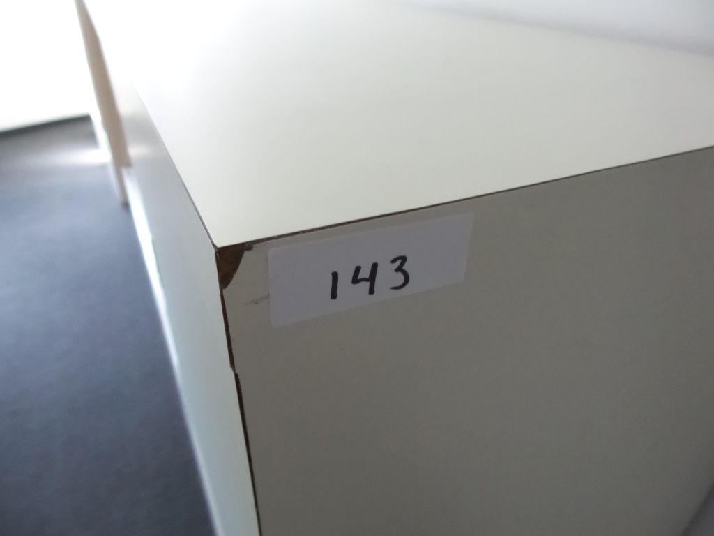 Lote 110 - 2 Credenzas con puertas corredizas, una de 3 y 1 de 2 puertas - Imagen 2