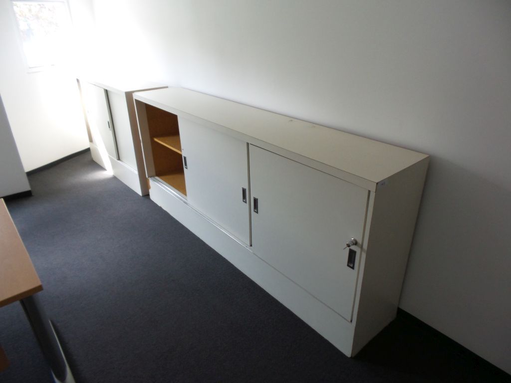 Lote 110 - 2 Credenzas con puertas corredizas, una de 3 y 1 de 2 puertas - Imagen 3
