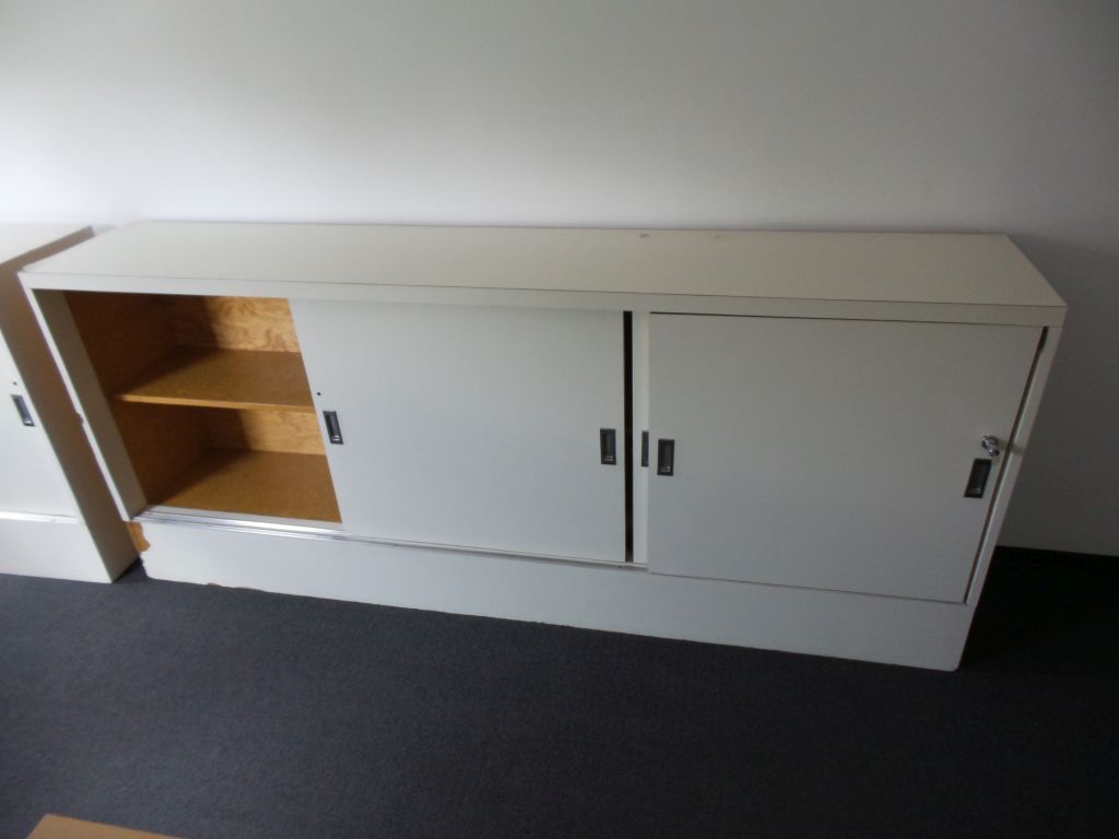 Lote 110 - 2 Credenzas con puertas corredizas, una de 3 y 1 de 2 puertas - Imagen 4