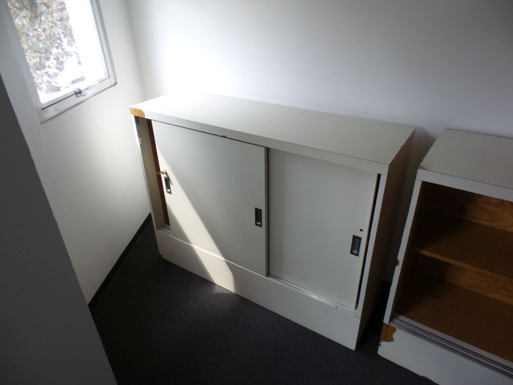Lote 110 - 2 Credenzas con puertas corredizas, una de 3 y 1 de 2 puertas - Imagen 5