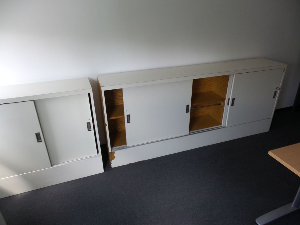 Lote 110 - 2 Credenzas con puertas corredizas, una de 3 y 1 de 2 puertas - Imagen 6