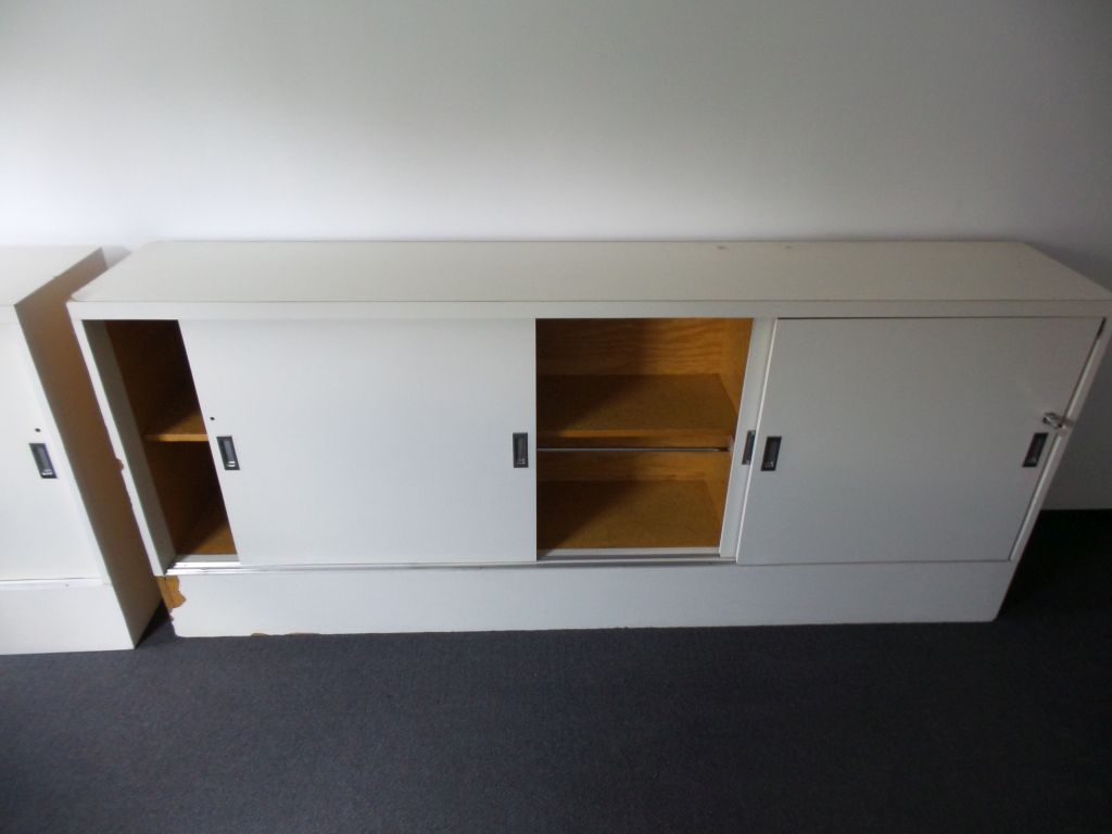 Lote 110 - 2 Credenzas con puertas corredizas, una de 3 y 1 de 2 puertas - Imagen 7