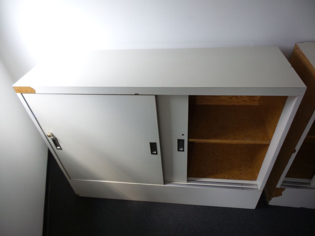 Lote 110 - 2 Credenzas con puertas corredizas, una de 3 y 1 de 2 puertas - Imagen 8