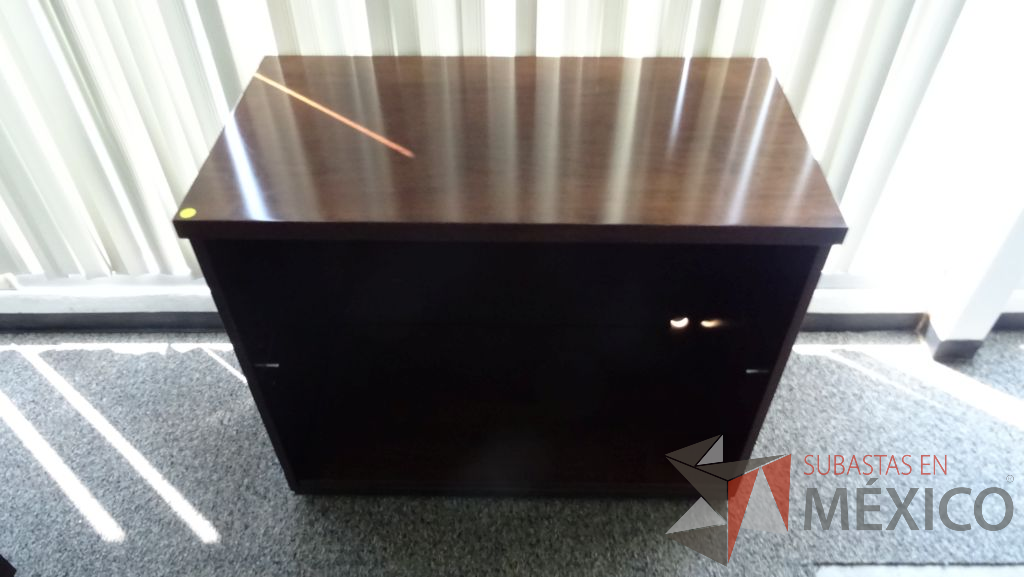 Lote 004 - Escritorio ejecutivo con superficie de madera y archivero de madera horizontal con 2 cajones - Imagen 3