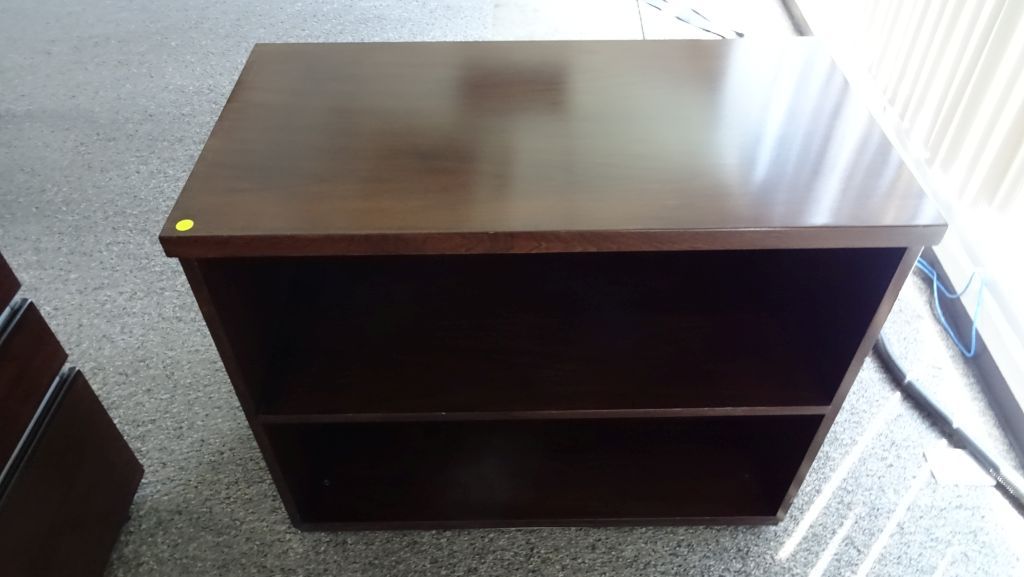 Lote 003 - Escritorio ejecutivo con superficie de madera, archivero de madera horizontal con 2 cajones y mesa rectangular - Imagen 7