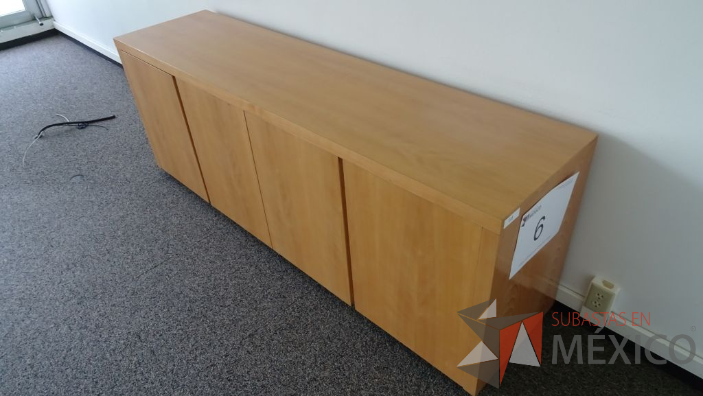 Lote 006 - Credenza de madera con repisa - Imagen 3