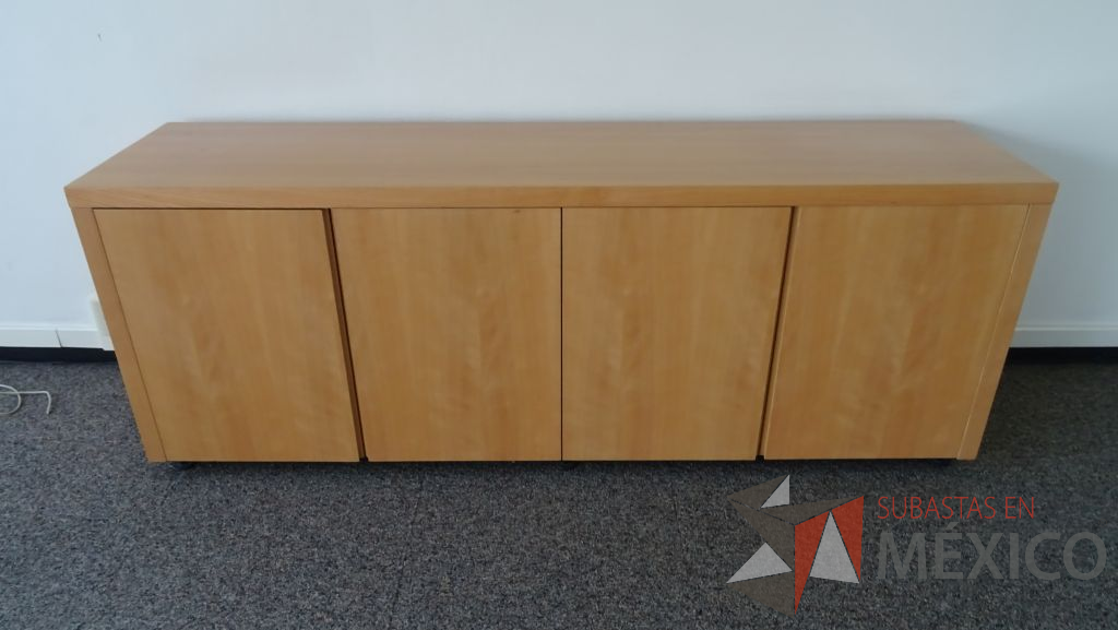 Lote 006 - Credenza de madera con repisa