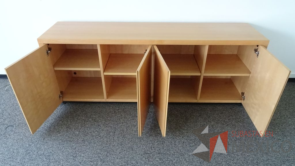 Lote 006 - Credenza de madera con repisa - Imagen 2